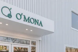 화이트 골함석 외관의 모던 카페 O'MONA